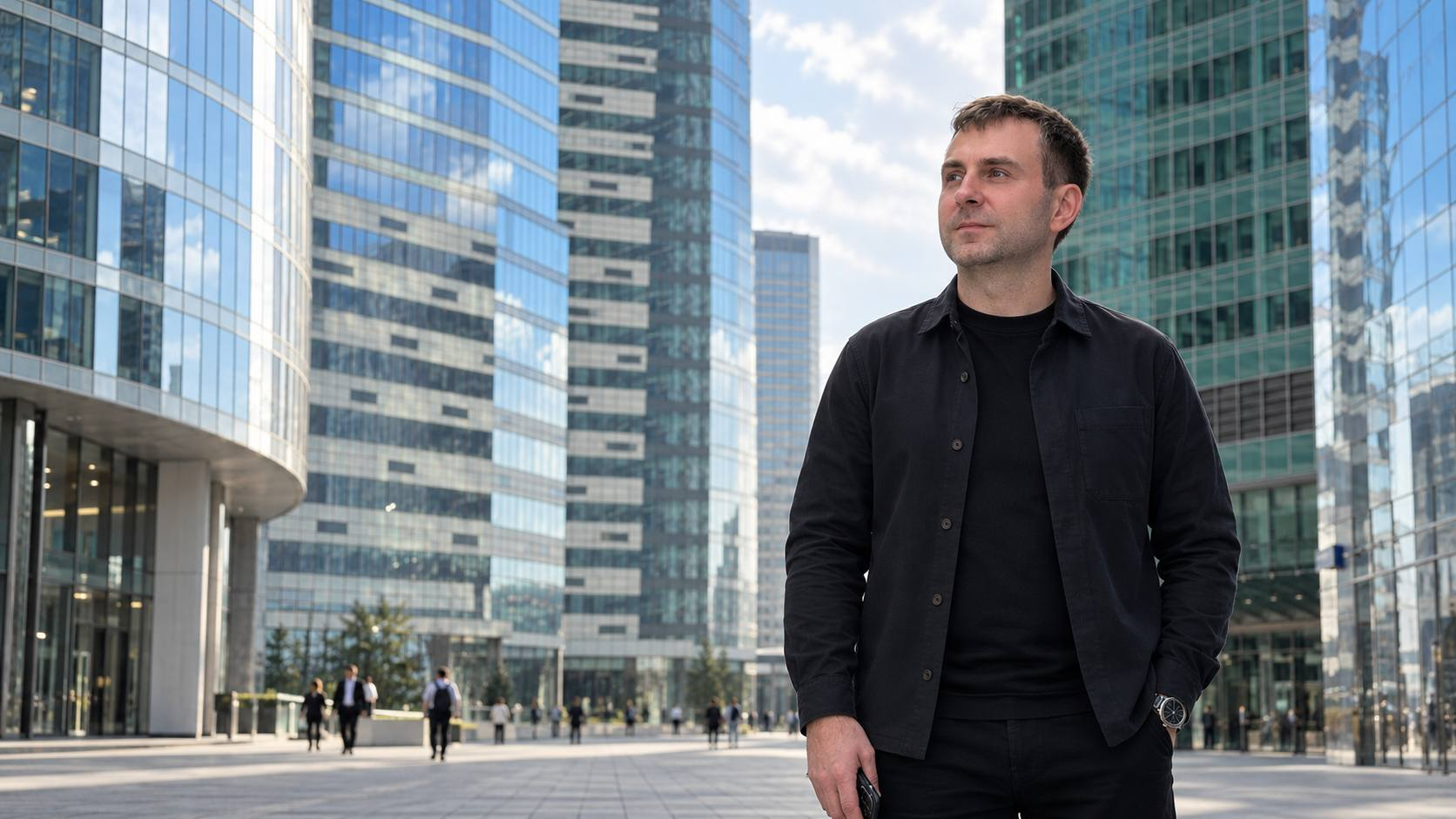 Михаил на фоне башен Москва-Сити