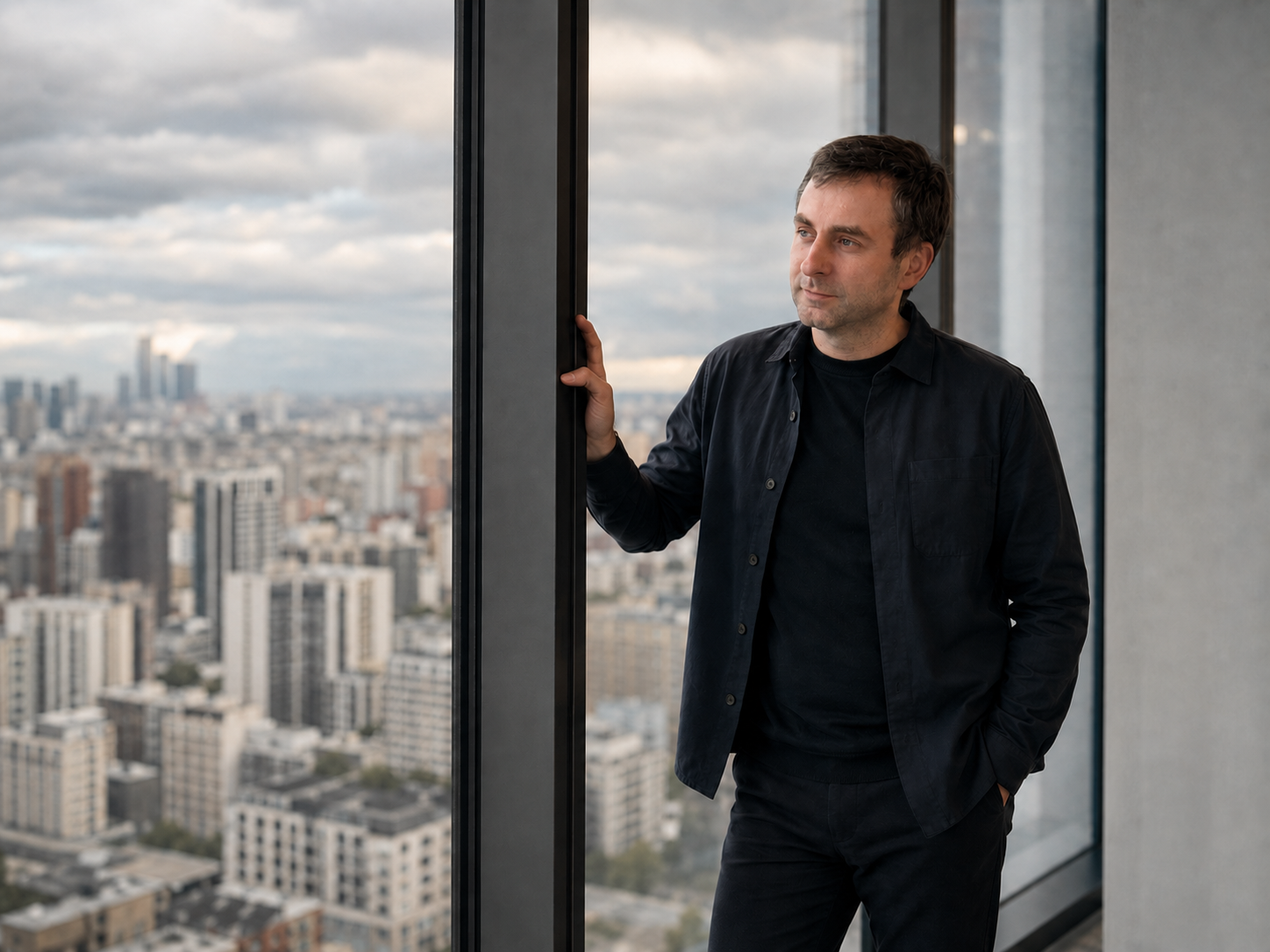 Михаил Фельдшеров у панорамного окна офиса